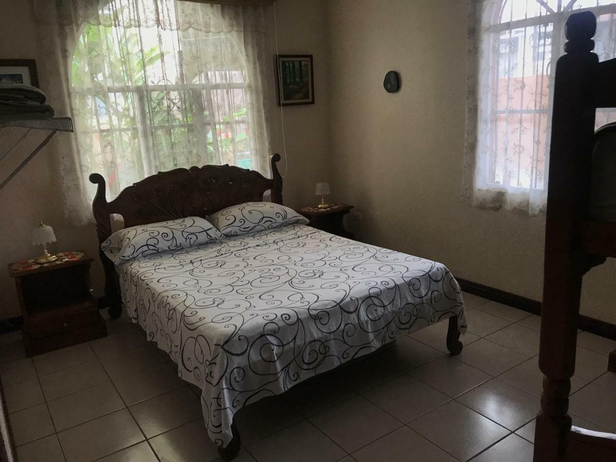 Casa Del Suizo Bed & Breakfast Desamparados  Екстериор снимка