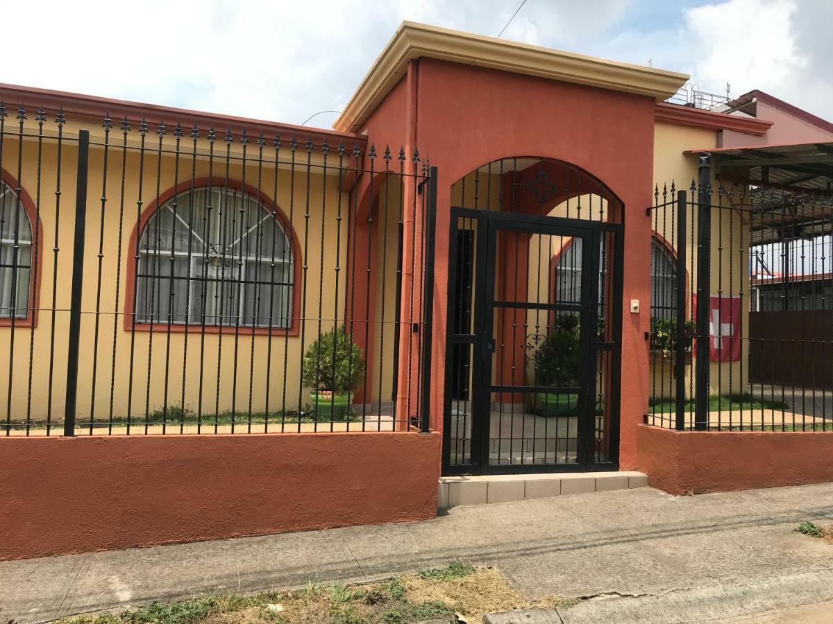 Casa Del Suizo Bed & Breakfast Desamparados  Екстериор снимка