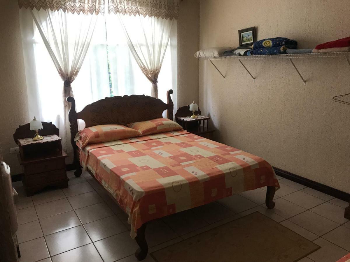 Casa Del Suizo Bed & Breakfast Desamparados  Екстериор снимка
